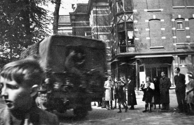 835059 Afbeelding van de intocht van het geallieerde leger op de Biltstraat te Utrecht; rechts de ingang van de Poortstraat.